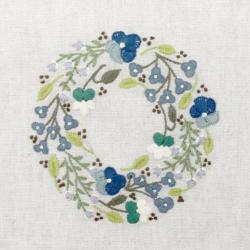 Petite couronne de pensées ( Mars) - Kit Un chat dans l'aiguille